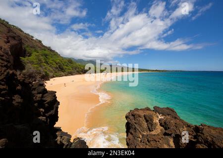 Menschen genießen den Sand und das türkisfarbene Wasser am Makena Beach, Oneloa (Big Beach); Makena, Maui, Hawaii, Vereinigte Staaten von Amerika Stockfoto