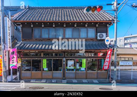 tokio, japan - dezember 31 2022: Traditionelle japanische Holzhäuser aus der Showa-Ära, restauriert zu einem grünen Teeladen im ruhigen Viertel Kawagoe f Stockfoto