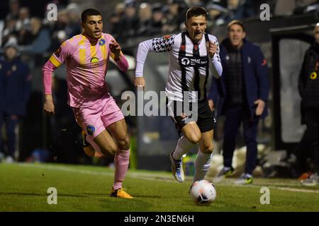 King's Lynn Town Christian Oxlade-Chamberlain verfolgt Rob Ramshaw von Spennymoor Town während des Vanarama National League North Spiels zwischen Spennymoor Town und Kings Lynn auf dem Brewery Field, Spennymoor, am Dienstag, den 7. Februar 2023. (Foto: Scott Llewellyn | MI News) Guthaben: MI News & Sport /Alamy Live News Stockfoto