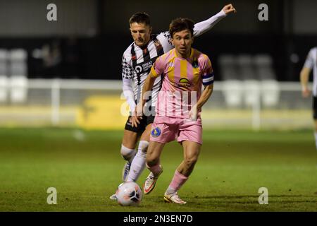 Rob Ramshaw aus Spennymoor Town versucht, den Ball von King's Lynn Town Michael Clunan beim Vanarama National League North Match zwischen Spennymoor Town und Kings Lynn auf dem Brewery Field in Spennymoor am Dienstag, den 7. Februar 2023, zu gewinnen. (Foto: Scott Llewellyn | MI News) Guthaben: MI News & Sport /Alamy Live News Stockfoto