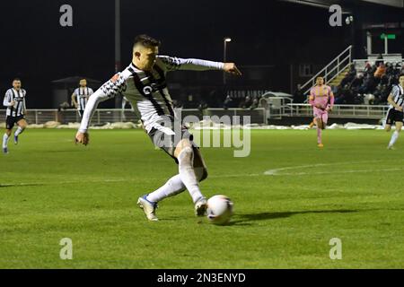 Rob Ramshaw von Spennymoor Town schießt am Dienstag, den 7. Februar 2023, beim Spiel der Vanarama National League North zwischen Spennymoor Town und Kings Lynn auf dem Brewery Field in Spennymoor. (Foto: Scott Llewellyn | MI News) Guthaben: MI News & Sport /Alamy Live News Stockfoto