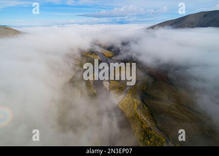 Luftbild des Blackstone River, der Teil des Peel Watershed im Yukon ist, bedeckt mit einer Decke aus nebeligen Wolken Stockfoto