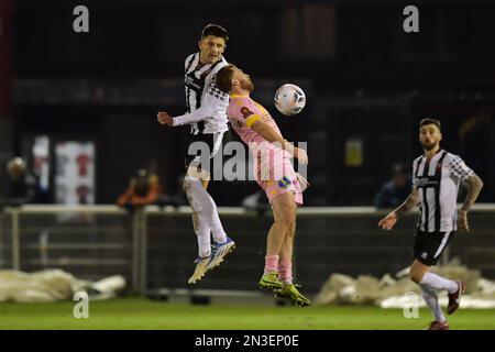 Rob Ramshaw von Spennymoor Town springt höher und gewinnt den Titel von King's Lynn Town Theo Widdrington beim Vanarama National League North Match zwischen Spennymoor Town und Kings Lynn am Dienstag, den 7. Februar 2023, auf dem Brewery Field in Spennymoor. (Foto: Scott Llewellyn | MI News) Guthaben: MI News & Sport /Alamy Live News Stockfoto