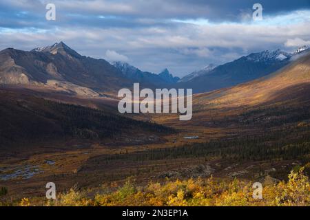 Unglaubliche Berge entlang des Dempster Highway schaffen atemberaubende Landschaften, während sich die Herbstfarben im Land im Tombstone Territorial Park niederlassen Stockfoto