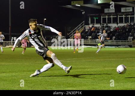 Rob Ramshaw von Spennymoor Town schießt am Dienstag, den 7. Februar 2023, beim Spiel der Vanarama National League North zwischen Spennymoor Town und Kings Lynn auf dem Brewery Field in Spennymoor. (Foto: Scott Llewellyn | MI News) Guthaben: MI News & Sport /Alamy Live News Stockfoto