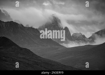 Unglaubliche Berggipfel im Tombstone Territorial Park entlang des Dempster Highway schaffen atemberaubende Landschaften, während die Nebelwolken und Herbstfarben... Stockfoto