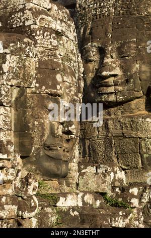 Nahaufnahme des Steins, der gemeißelten Gesichter am Bayon Tempel in Angkor Thom; Angkor Wat Archaeological Park, Siem Reap, Kambodscha Stockfoto