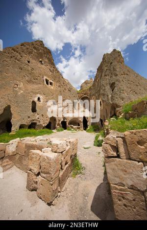 Blick auf die Felsenkirchen und die aus Stein gemeißelten Höhlenwohnungen des Soganli-Tals in der Provinz Nevsehir; Kappadokien, Türkei Stockfoto