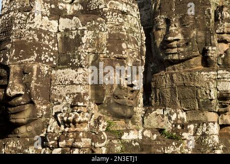 Nahaufnahme des Steins, der gemeißelten Gesichter am Bayon Tempel in Angkor Thom; Angkor Wat Archaeological Park, Siem Reap, Kambodscha Stockfoto