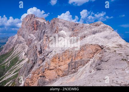 Felsgipfel im Pale di San Martino (Pala-Gruppe) in San Martino di Castrozza im Primiero-Tal der Provinz Trentino mit blauem Himmel Stockfoto