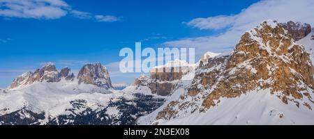 Überblick über die schneebedeckten Berggipfel der Sellagruppe im Val di Fasso in der Nähe der Skigebiet Canazei im Bezirk Trient Stockfoto