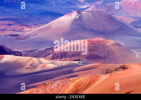 Schlackenzapfen im Haleakala-Krater; Haleakala-Nationalpark, Maui, Hawaii, Vereinigte Staaten von Amerika Stockfoto