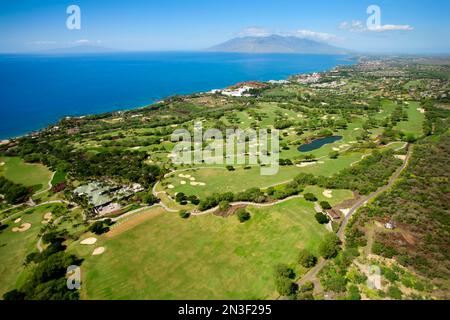 Aus der Vogelperspektive auf Wailea und seine wunderschönen Golfplätze; Wailea, Maui, Hawaii, Vereinigte Staaten von Amerika Stockfoto