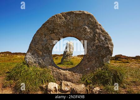Sehen Sie durch die Steine der prähistorischen Men-an-Tol Steine in der Nähe von Penzance; Cornwall, England, Großbritannien Stockfoto