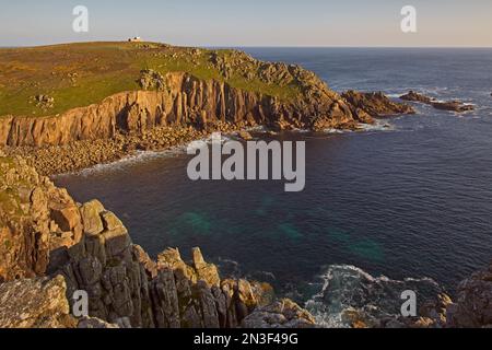 Lookout Station der National Coastwatch Institution in Gwennap Head mit Blick auf den Atlantik nahe Land's End Stockfoto