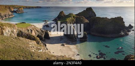 Blick auf Felsformationen und den Atlantischen Ozean in Kynance Cove in der Nähe von Lizard; Kynance Cove, Cornwall, England, Großbritannien Stockfoto