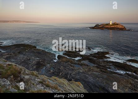 Der Godrevy Lighthouse auf Godrevy Island ist von den felsigen Klippen an der Ostspitze der St Ives Bay in der Nähe von St Ives aus zu sehen Stockfoto