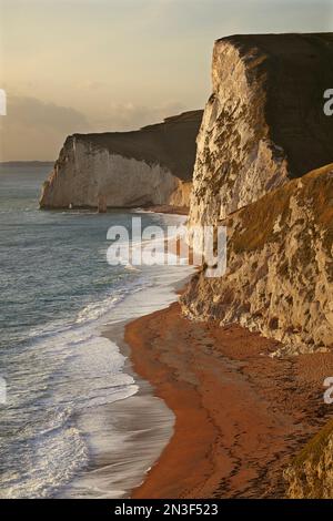 Kalksteinklippen in der Nähe von Durdle Door mit Blick auf Weymouth an der Jurassic Coast; Dorset, England, Großbritannien Stockfoto