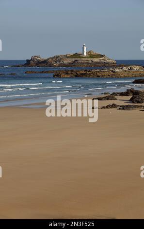 Der Godrevy Lighthouse auf Godrevy Island ist vom Gwithian Sands aus zu sehen, an der östlichen Spitze der St Ives Bay, in der Nähe von St Ives Stockfoto