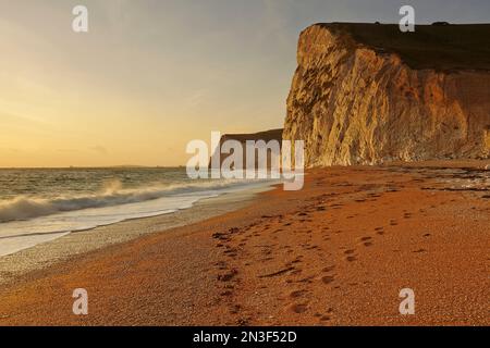 Fußspuren in den Sand- und Kalksteinklippen nahe Durdle Door mit Blick auf Weymouth an der Jurassic Coast; Dorset, England, Großbritannien Stockfoto