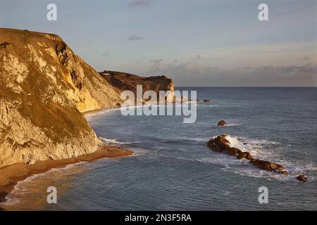 Die sonnigen Kreidefelsen in der Nähe der Lulworth Cove überblicken den Atlantischen Ozean an der Jurassic Coast; Dorset, England, Großbritannien Stockfoto