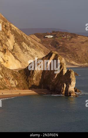 Leute, die am Strand um Durdle Door spazieren und den Atlantischen Ozean an der Jurassic Coast World Heritage Site in der Nähe von Lulworth Cove überblicken mit ... Stockfoto