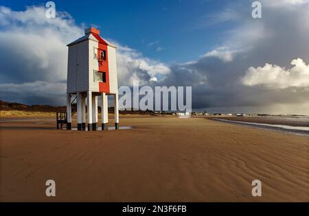 Ein alter Leuchtturm aus Holz am Strand von Burnham-on-Sea; Somerset, England, Großbritannien Stockfoto