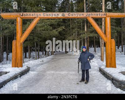 Touristenwanderinnen vom Johnston Canyon nach Upper Falls, Banff National Park; Improvement District No. 9, Alberta, Kanada Stockfoto