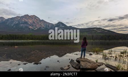 Meine Frau hat sich die Aussicht auf den Pyramid Lake in Jasper angesehen. Stockfoto