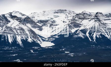 Blick auf die Rocky Mountains von einem Skigebiet im Banff National Park, Alberta, Kanada; Improvement District No. 9, Alberta, Kanada Stockfoto