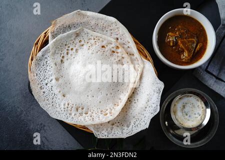 Kerala-Frühstück Appam oder Palappam mit Hammelcurry Stockfoto
