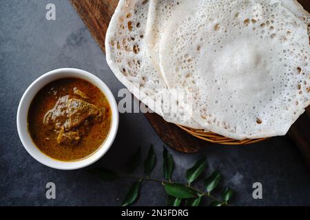 Kerala-Frühstück Appam oder Palappam mit Hammelcurry Stockfoto