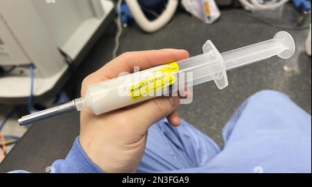 Propofol Krankenhausmedikation in Spritze und Leitung Stockfoto