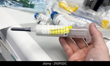 Propofol Krankenhausmedikation in Spritze und Leitung Stockfoto