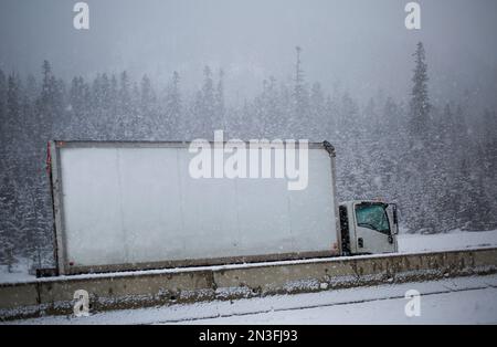 Der LKW Cube auf einem Highway in einem Schneesturm, British Columbia Highway 5 (Coquihalla); British Columbia, Kanada Stockfoto