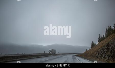 Transport von Lkw auf einer Autobahn an einem Regentag, British Columbia Highway 5 (Coquihalla); British Columbia, Kanada Stockfoto