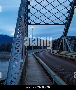 Alte CNR-Brücke (Canadian National Railway) und neue Brücke über den Skeena River, Terrace, BC, Kanada; Terrasse, British Columbia, Kanada Stockfoto