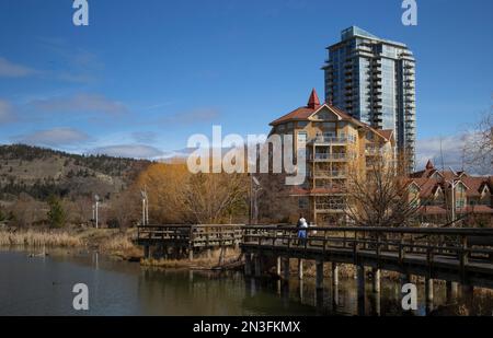 Wohngebäude und Seepromenade in der Innenstadt von Kelowna, BC, Kanada; Kelowna, British Columbia, Kanada Stockfoto