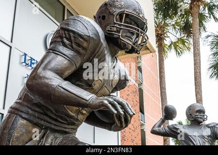 Tim Tebow Bronzestatue im Ben Hill Griffin Stadium auf dem Campus der University of Florida in Gainesville, Georgia. (USA) Stockfoto