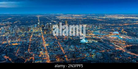 Abendblick aus der Vogelperspektive mit Blick nach Norden in Richtung Stadtzentrum von Calgary, Alberta, Kanada; Calgary, Alberta, Kanada Stockfoto