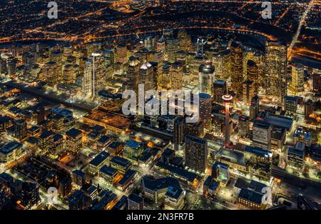 Abendliche Luftaufnahme der Innenstadt von Calgary, Alberta, Kanada; Calgary, Alberta, Kanada Stockfoto