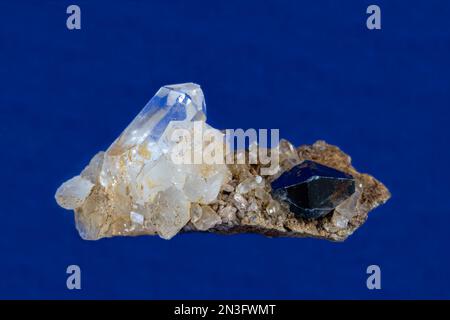 Verschlüsse von Anataskristall (eine von 5 Formen von Titatiumdioxid), ON in tetragonaler Form. Auf Host-Rock mit terminierten Quarzkristallen. Pakistan. Stockfoto
