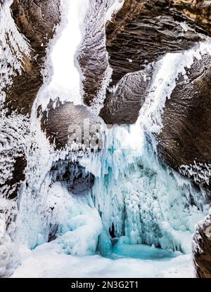 Gefrorener Wasserfall und Pool am Johnston Canyon im Winter im Banff National Park; Alberta, Kanada Stockfoto