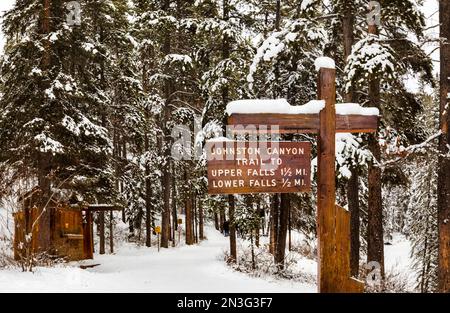 Im Winter im Banff National Park, Alberta, Kanada, können Sie sich auf den Wanderweg im Johnson Canyon begeben Stockfoto