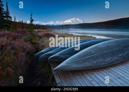 Kanus, aufgereiht auf einem Dock am Wonder Lake vor Mt. McKinley. Stockfoto