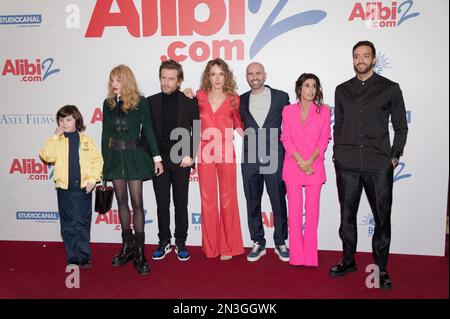 Paris, Frankreich. 6. Februar 2023. Théodore Le Blanc, Arielle Dombasle, Philippe Lacheau, Elodie Fontan, Julien Arruti, Reem Kherici und Tarek Boudali Stockfoto