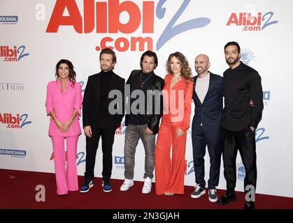 Paris, Frankreich. 6. Februar 2023. Reem Kherici, Philippe Lacheau, Paco Boisson, Elodie Fontan, Julien Arruti und Tarek Boudali nehmen am Alibi.com 2 Teil Stockfoto