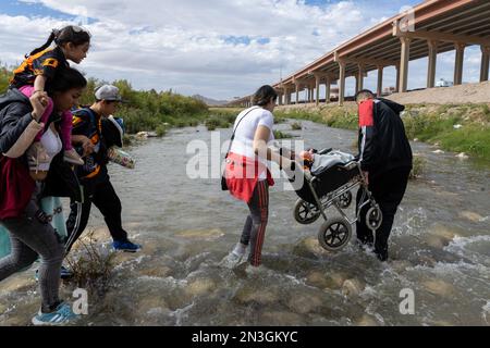 Juarez, Mexiko 10-21-2022: Venezolanische Migranten überqueren den Rio Grande, die natürliche Grenze zwischen Mexiko und den Vereinigten Staaten, Familien suchen nach einem Antrag Stockfoto