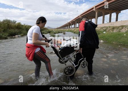 Juarez, Mexiko 10-21-2022: Venezolanische Migranten überqueren den Rio Grande, die natürliche Grenze zwischen Mexiko und den Vereinigten Staaten, Familien suchen nach einem Antrag Stockfoto