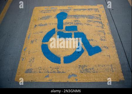 Abblätternde Farbe auf einem Behindertenparkplatz; Lincoln, Nebraska, Vereinigte Staaten von Amerika Stockfoto